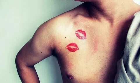 Значение тату поцелуй, губы (80+ фото)