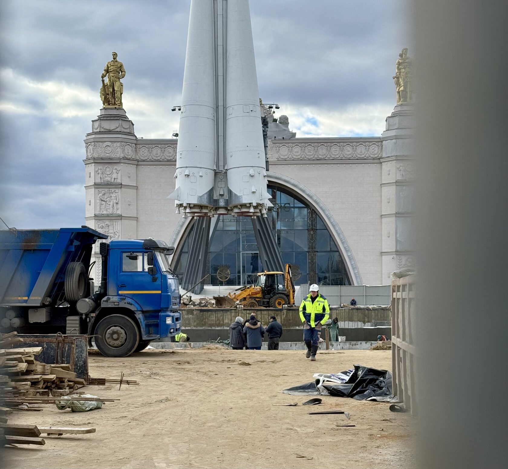 Работы по созданию светодинамического фонтана под ракетой «Восток» на ВДНХ