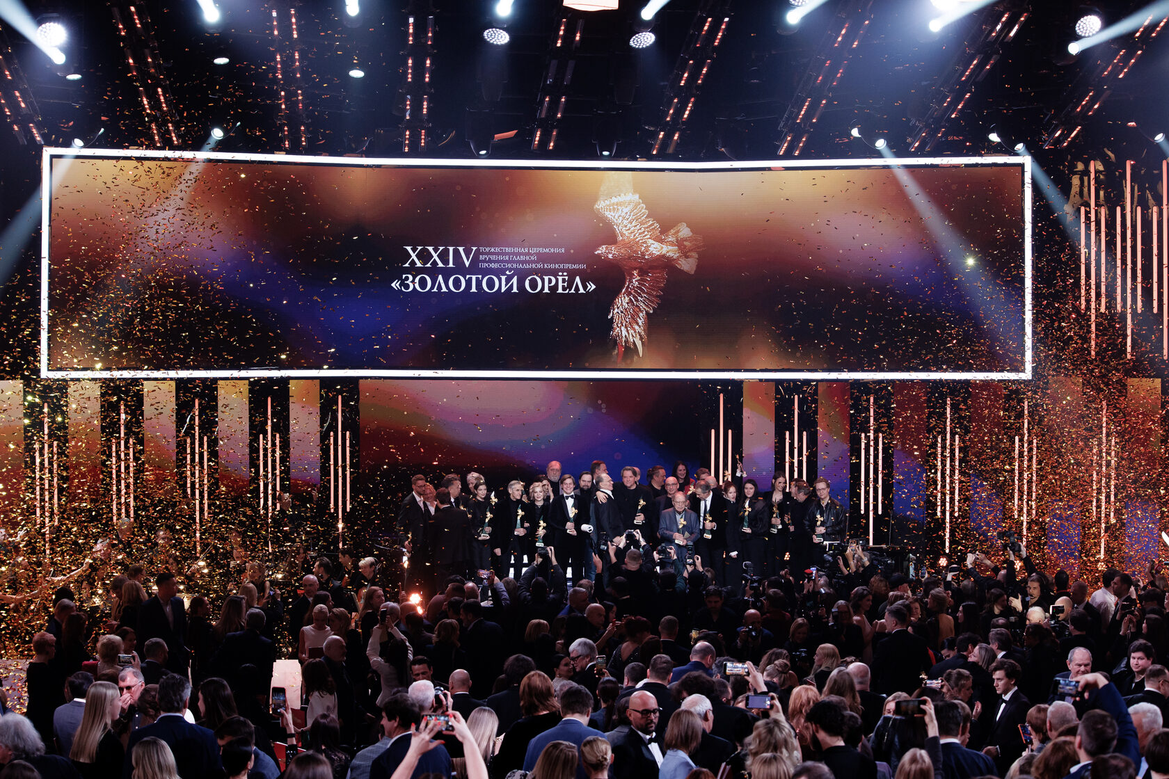Церемония премии «Золотой орел» завершилась салютом из золотой мишуры и поздравлениями на сцене всех лауреатов премии.