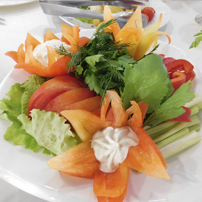 красивые и вкусные блюда на шведском столе клуба
