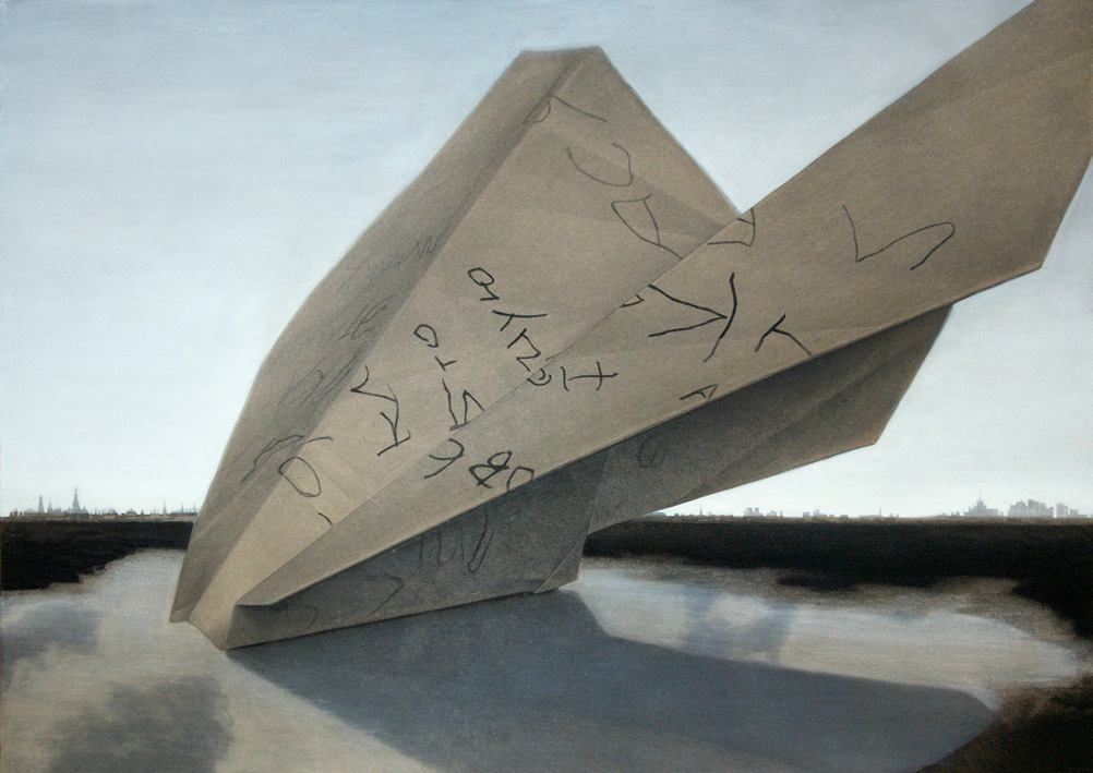 Самолет бумажный я думал королева теперь. Бумажный самолетик. Бумажный самолетик картина. Памятник бумажному самолету.