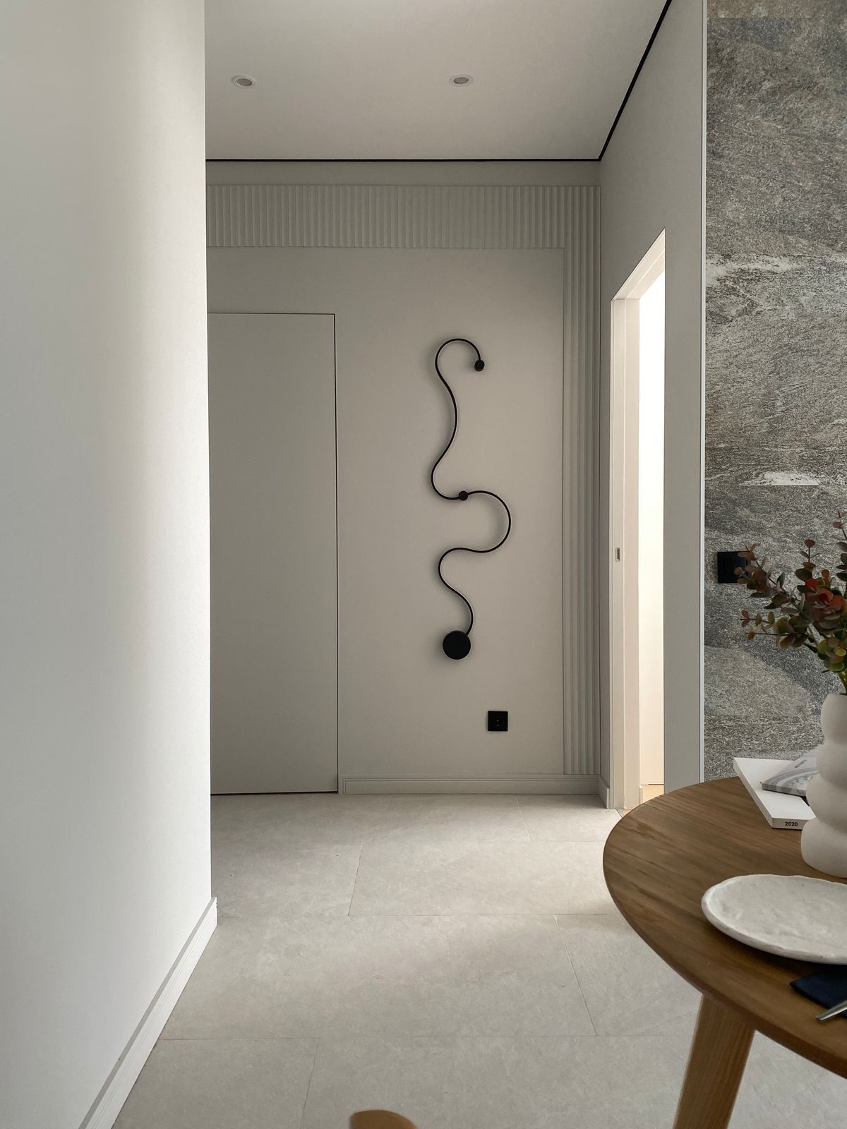 alt: Ремонт и отделка гостиной с декоративной покраской стен title: Современный косметический ремонт квартиры в Санкт-Петербурге