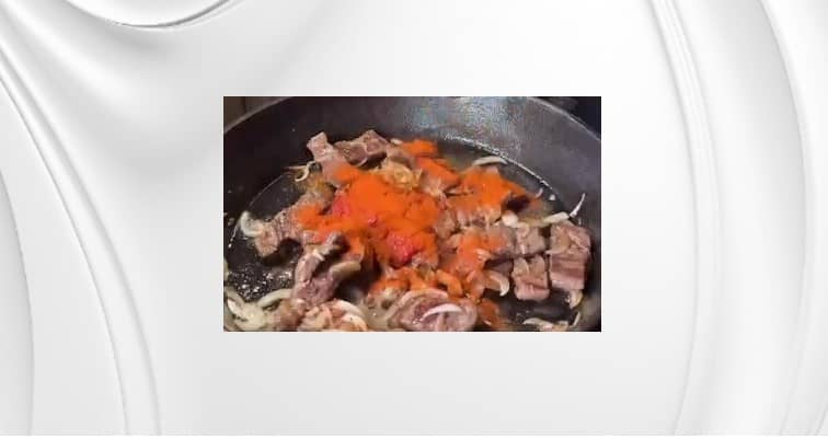 Приготовление шакшуки с мясом и фетой на сковороде: шаг 6