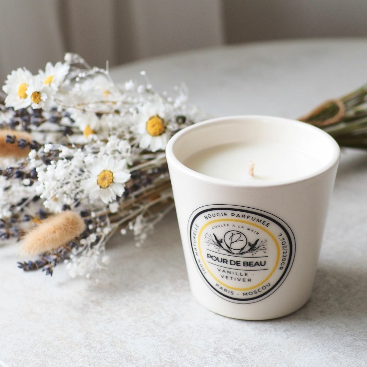 букет из сухоцветов и свеча