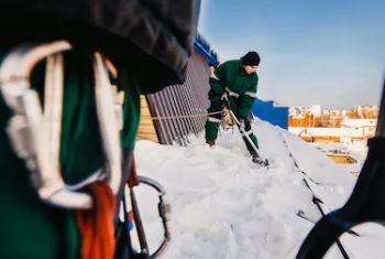 Сбив сосулек и наледи | Тюмень | заказать очистку крыши от снега и наледи