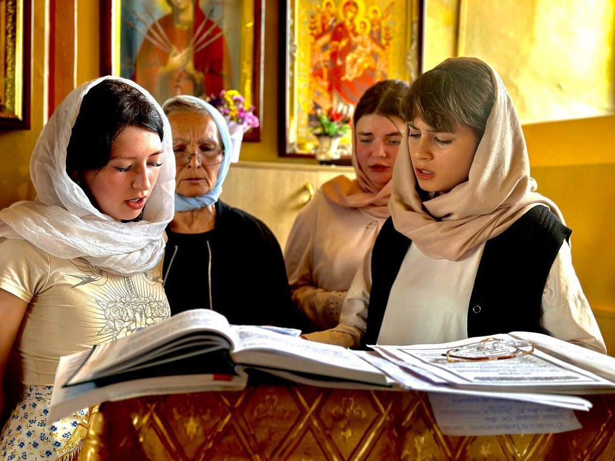 Фото: студенты Смоленской православной духовной семинарии в Николо-Георгиевском храме, источник: https://t.me/iervladislav