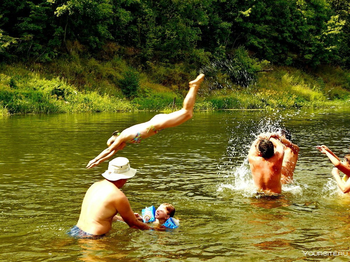 Парни гол реке