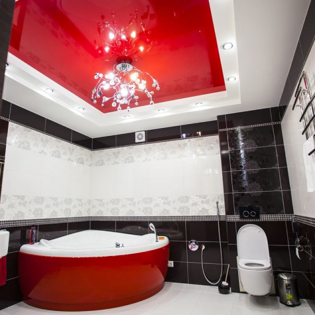 Матовый потолок в гостиной