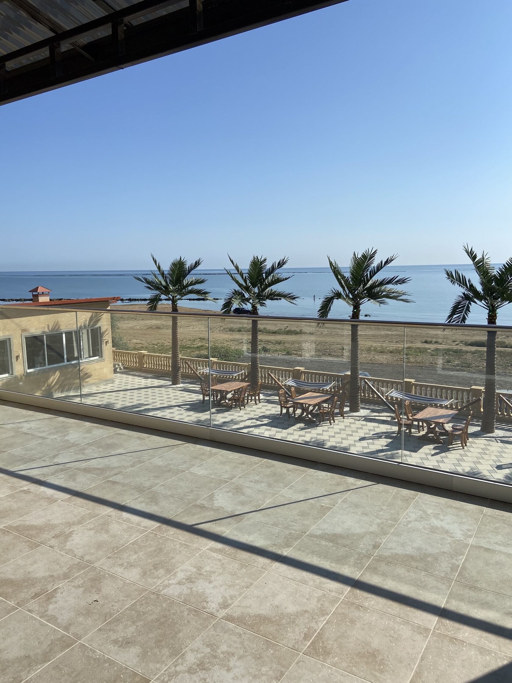 Современные отели с бассейнами и выходом к песчаному пляжу в Дагестане