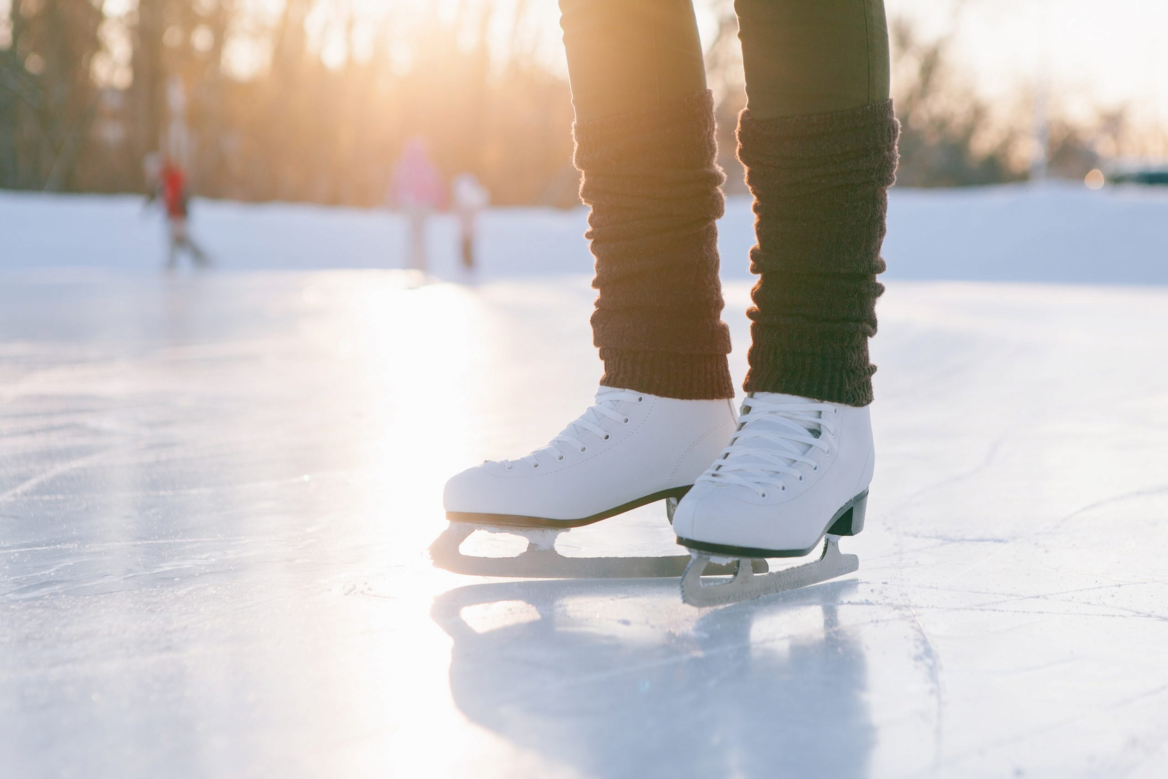 Лед коньки каток. Айс скейтинг. Каток коньки. Ноги в коньках. Ноги на катке.