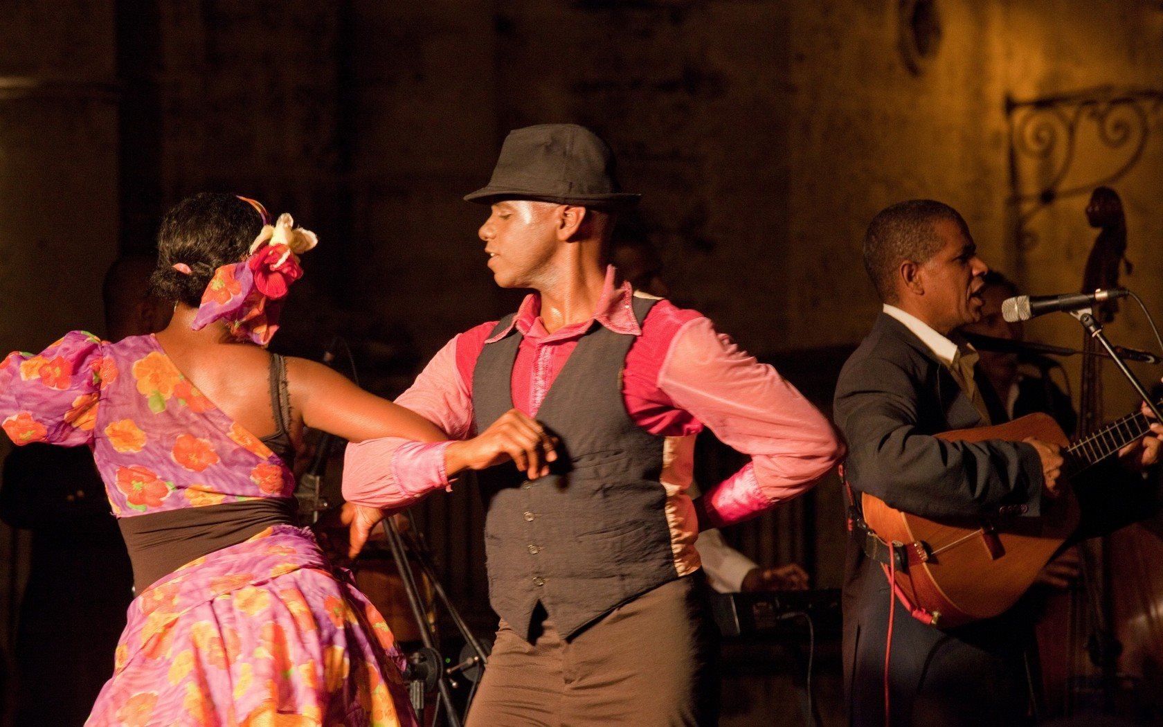 Кубинские песни слушать. Сальса танец Куба. Сальса касино Куба. Танцы на Кубе сальса и Румба. Кубинские танцы сальса.