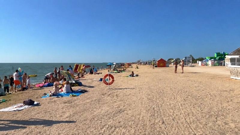 Люди на пляже в Должанской