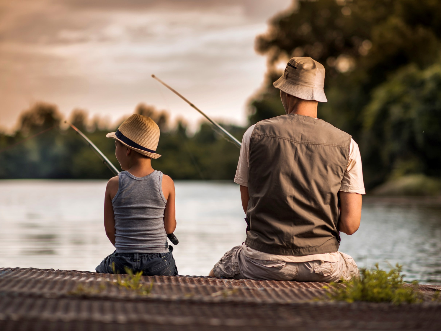 фото парня и девушки на романтическом свидании в публичном месте