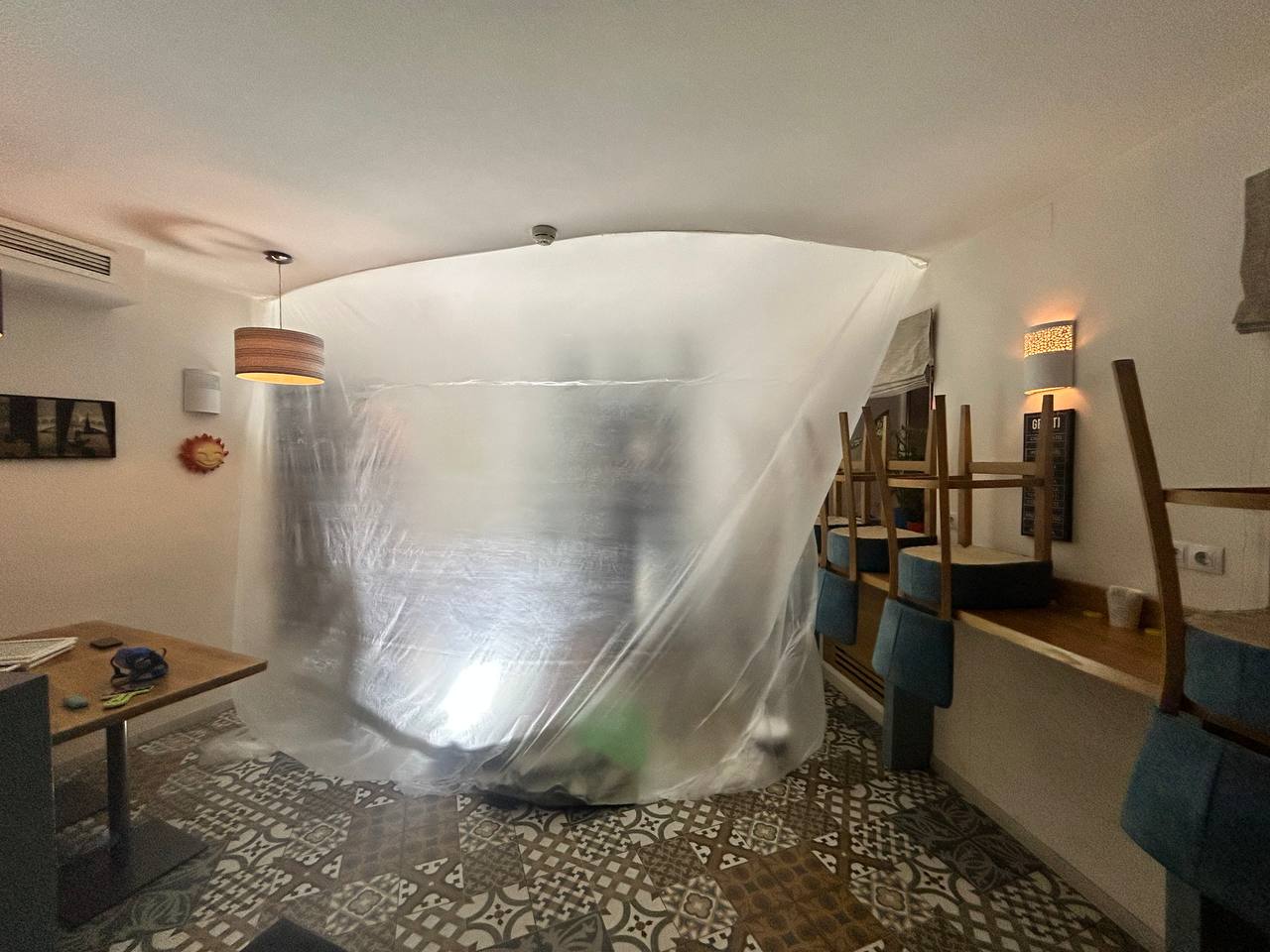 alt: Ремонт и отделка гостиной с декоративной покраской стен title: Современный косметический ремонт квартиры в Санкт-Петербурге защита мебели во время ремонта