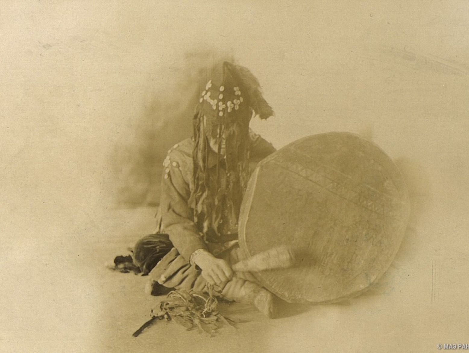 Шаман-качинец в начале камлания, 1894