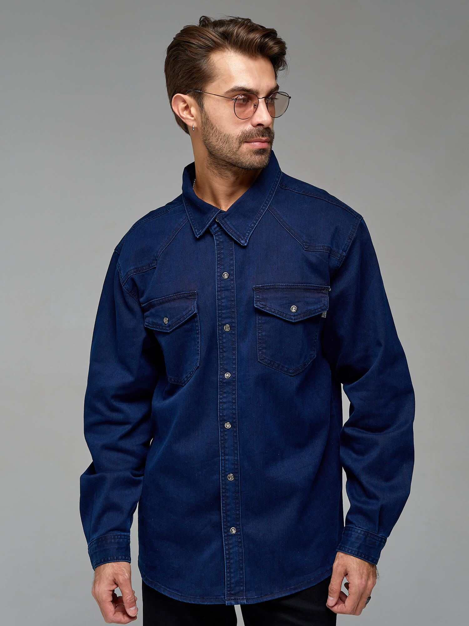 Съемка джинсовой рубашки на мужчине для маркетплейса 