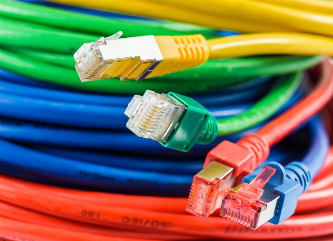 Кабельное без интернета. Интернет провод. Сетевой провод. Ethernet кабель. Телефонный кабель для интернета.