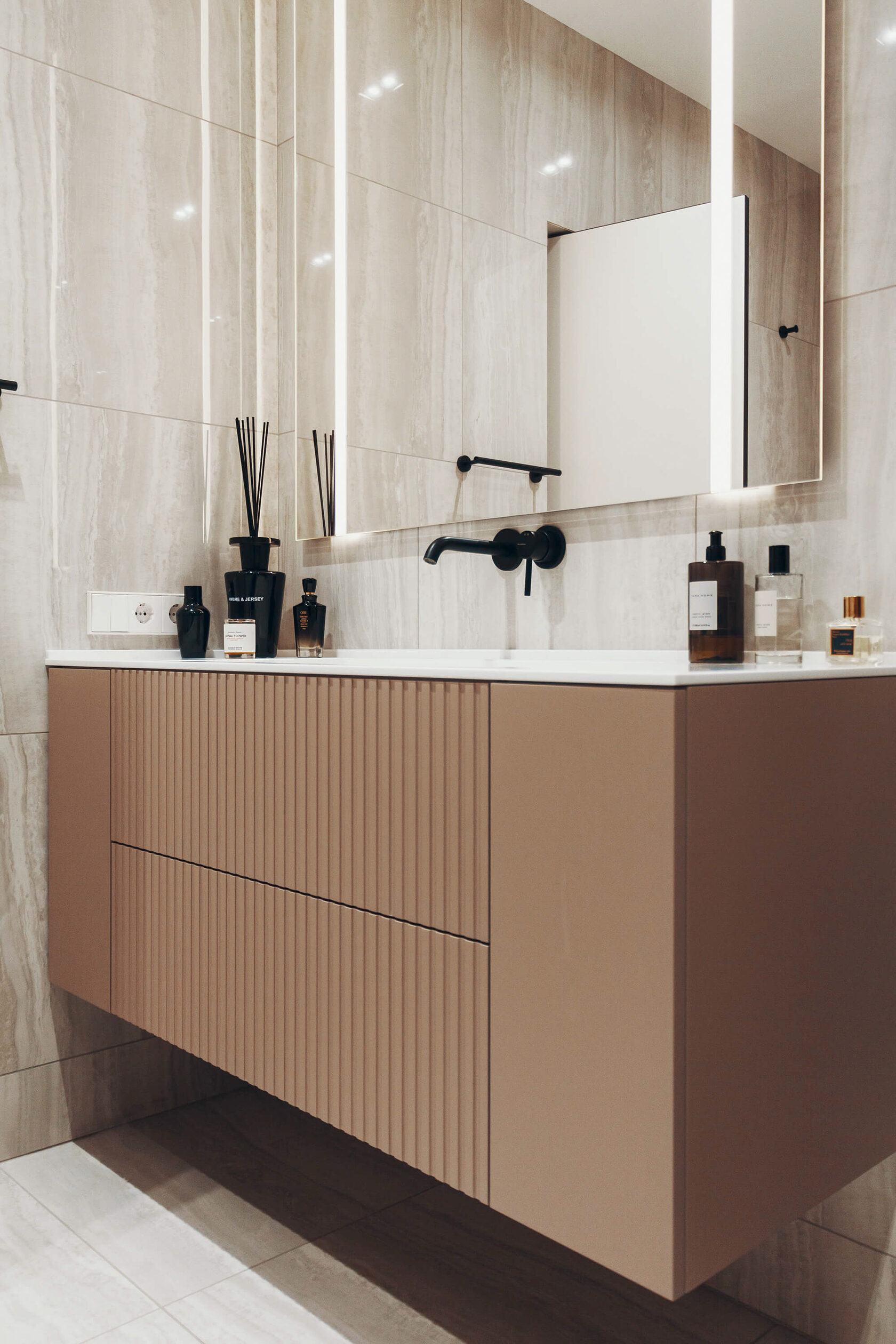 Текстурированная ванная тумба на заказ с искусственным камнем