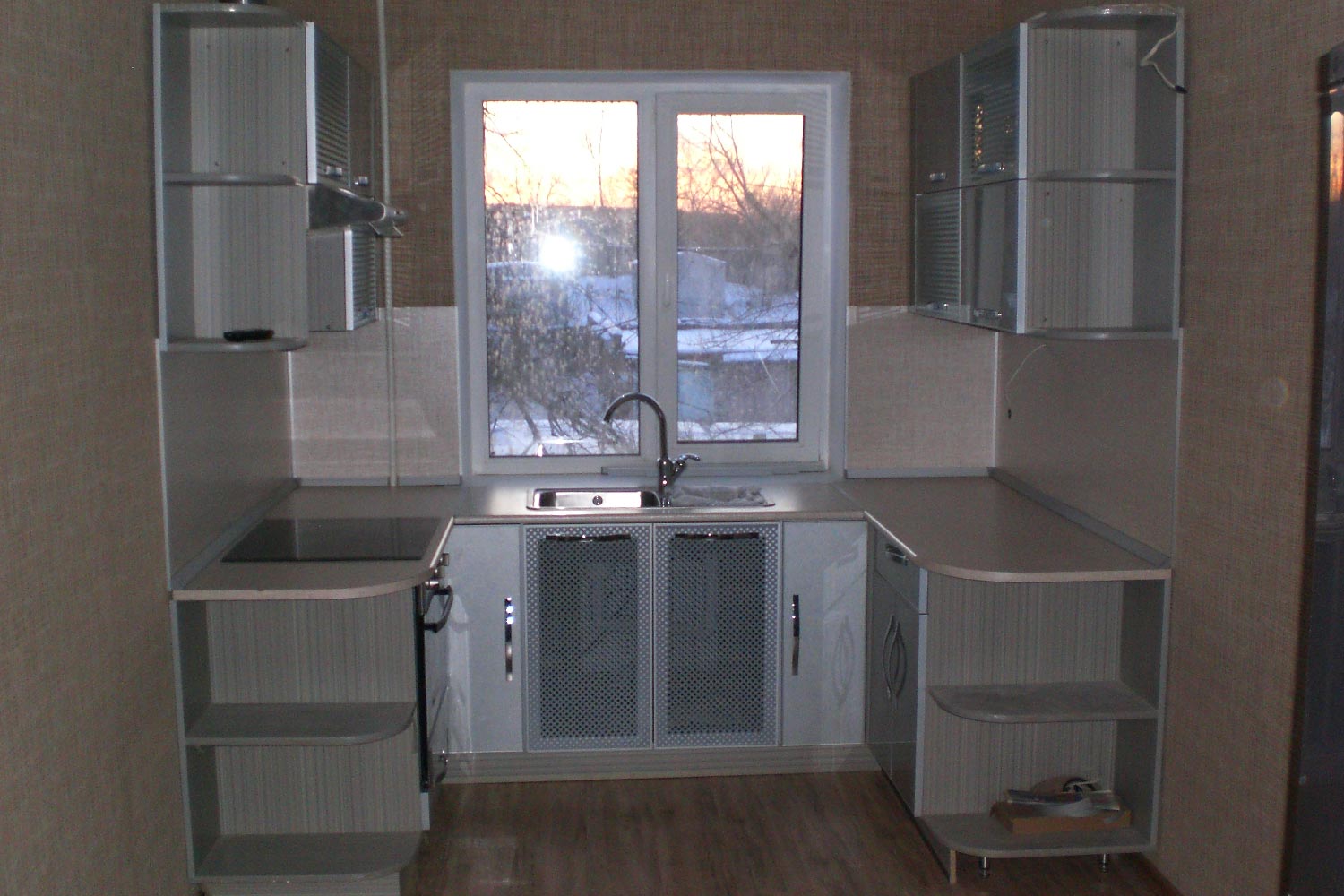 Кухонный гарнитур для маленькой кухни с окном
