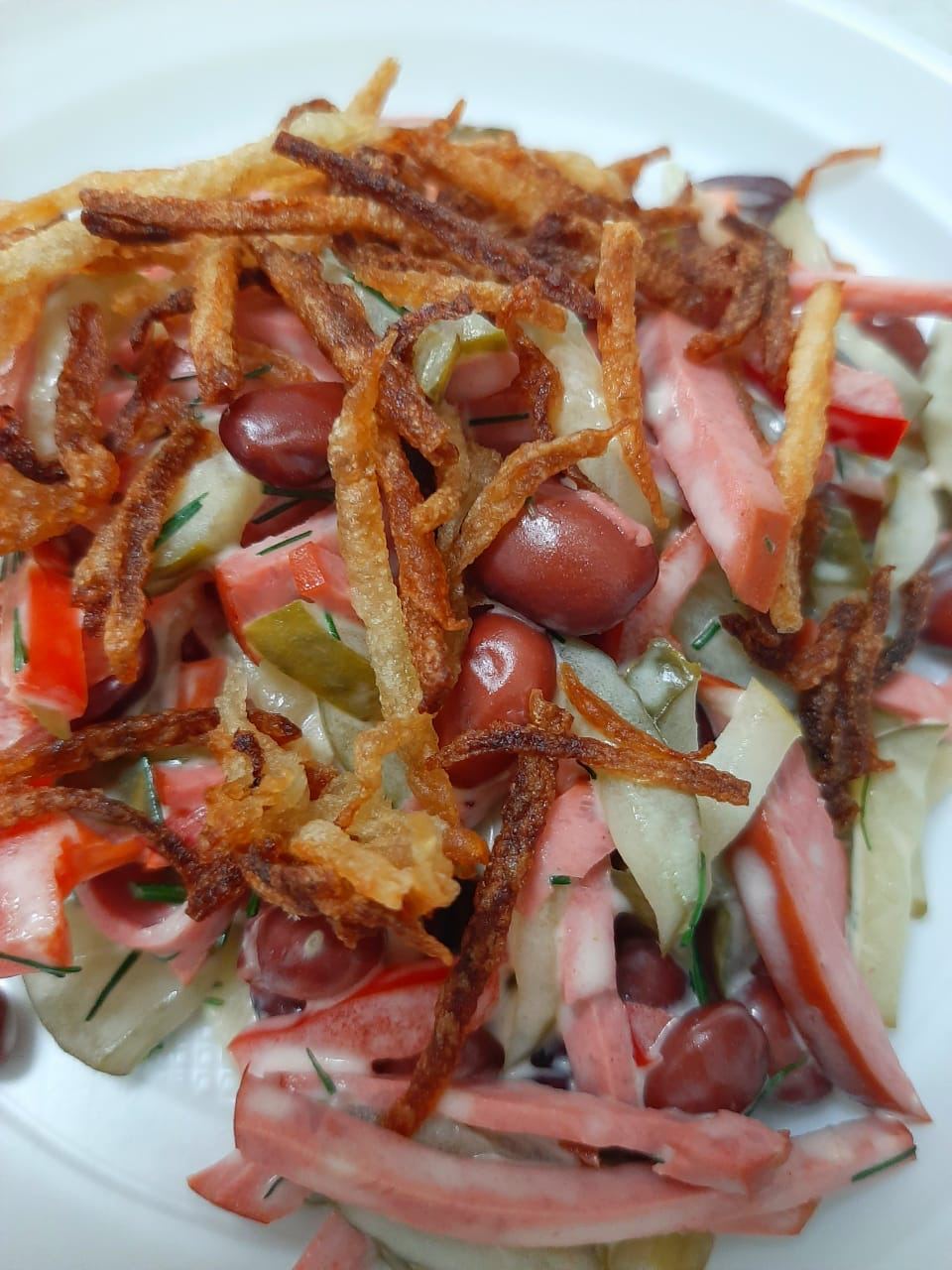 Салат с квашеной капустой и вареной колбасой. Салат с крабовыми палочками и колбасой. Салат с колбасой и помидорами и сыром. Салат с перцем болгарским и копченой колбасой. Салат с колбасками и квашеной капустой.