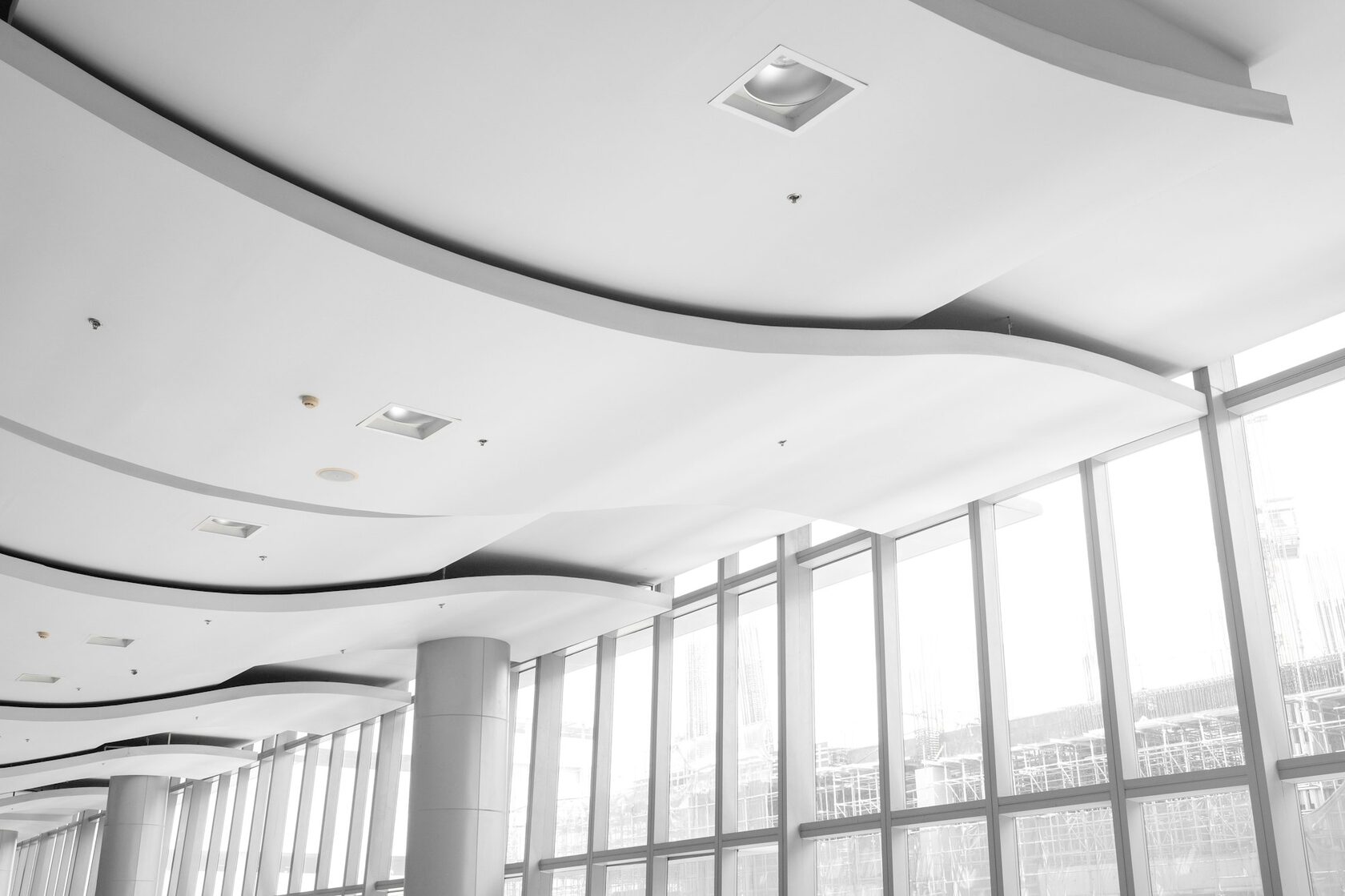 Современный интерьер с линейным освещением натяжного потолка