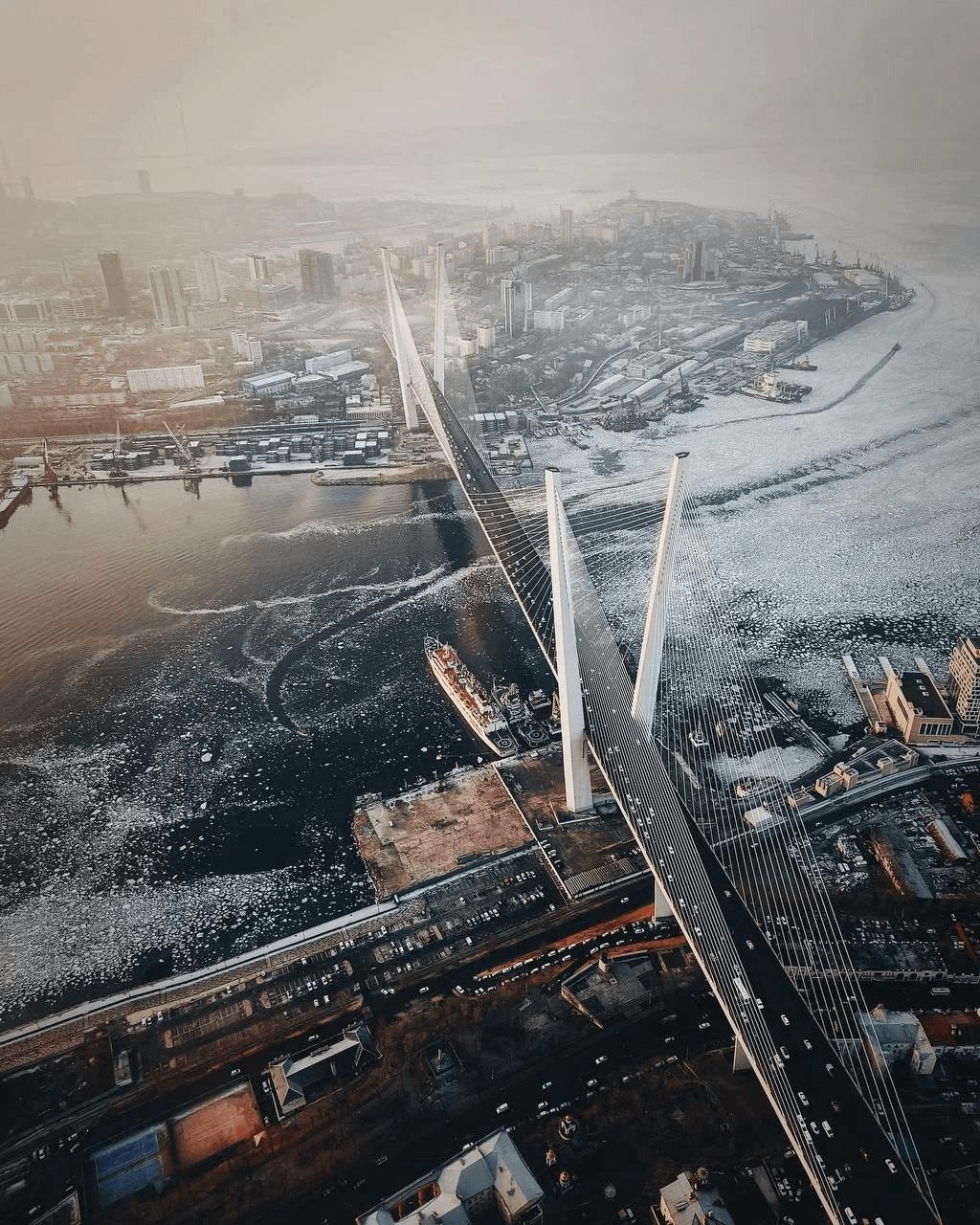 Приватный полет над заснеженным Владивостоком с музыкальной атмосферой — пример аренды вертолета для прогулки