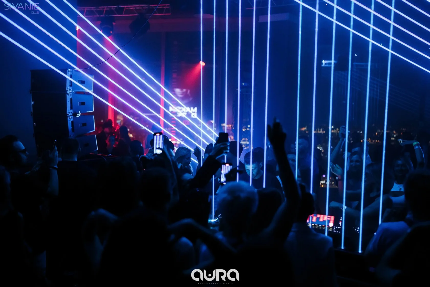 Aura: атмосфера площадки и световой рисунок.