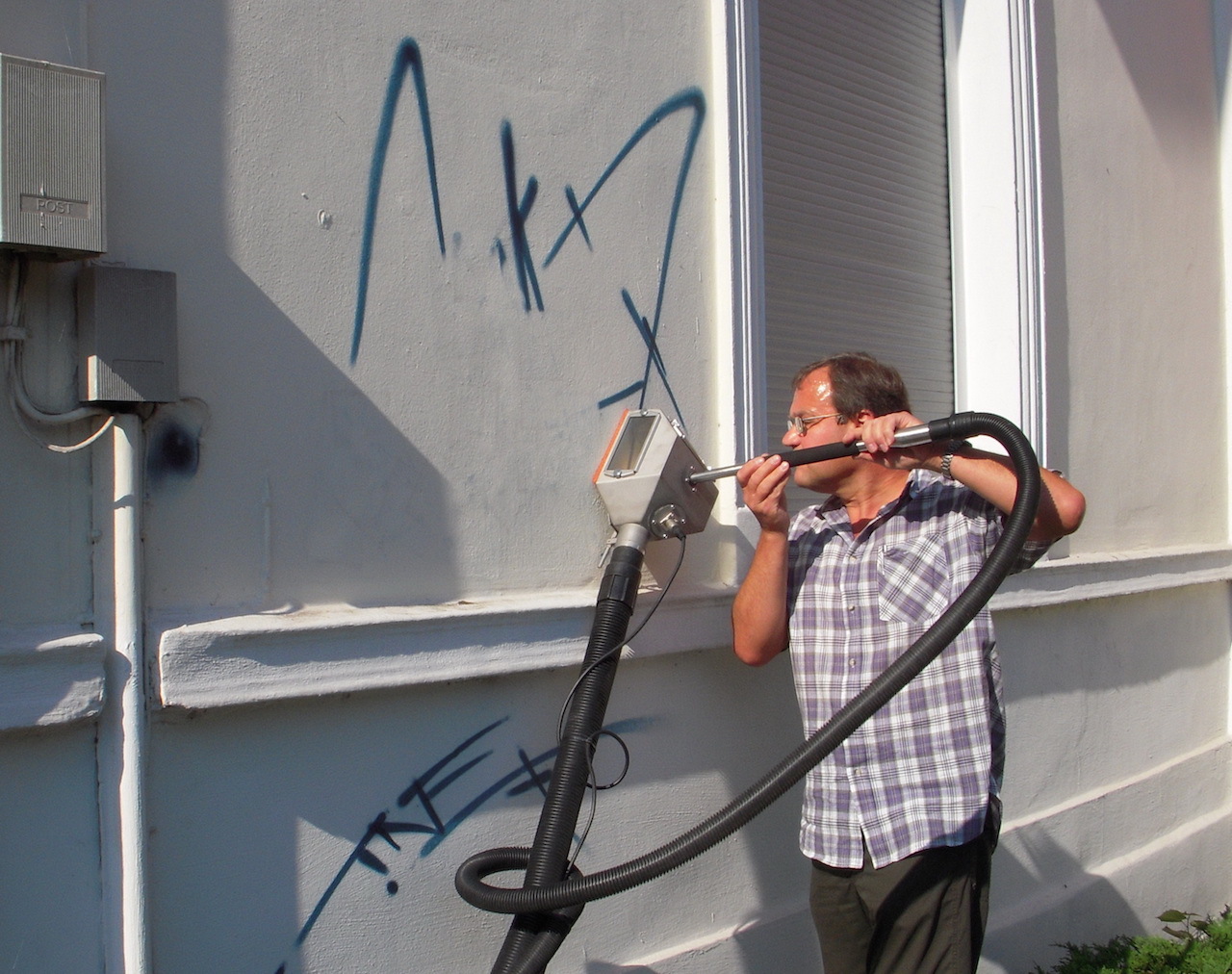 Удаление граффити, чистка фасадов в Риге