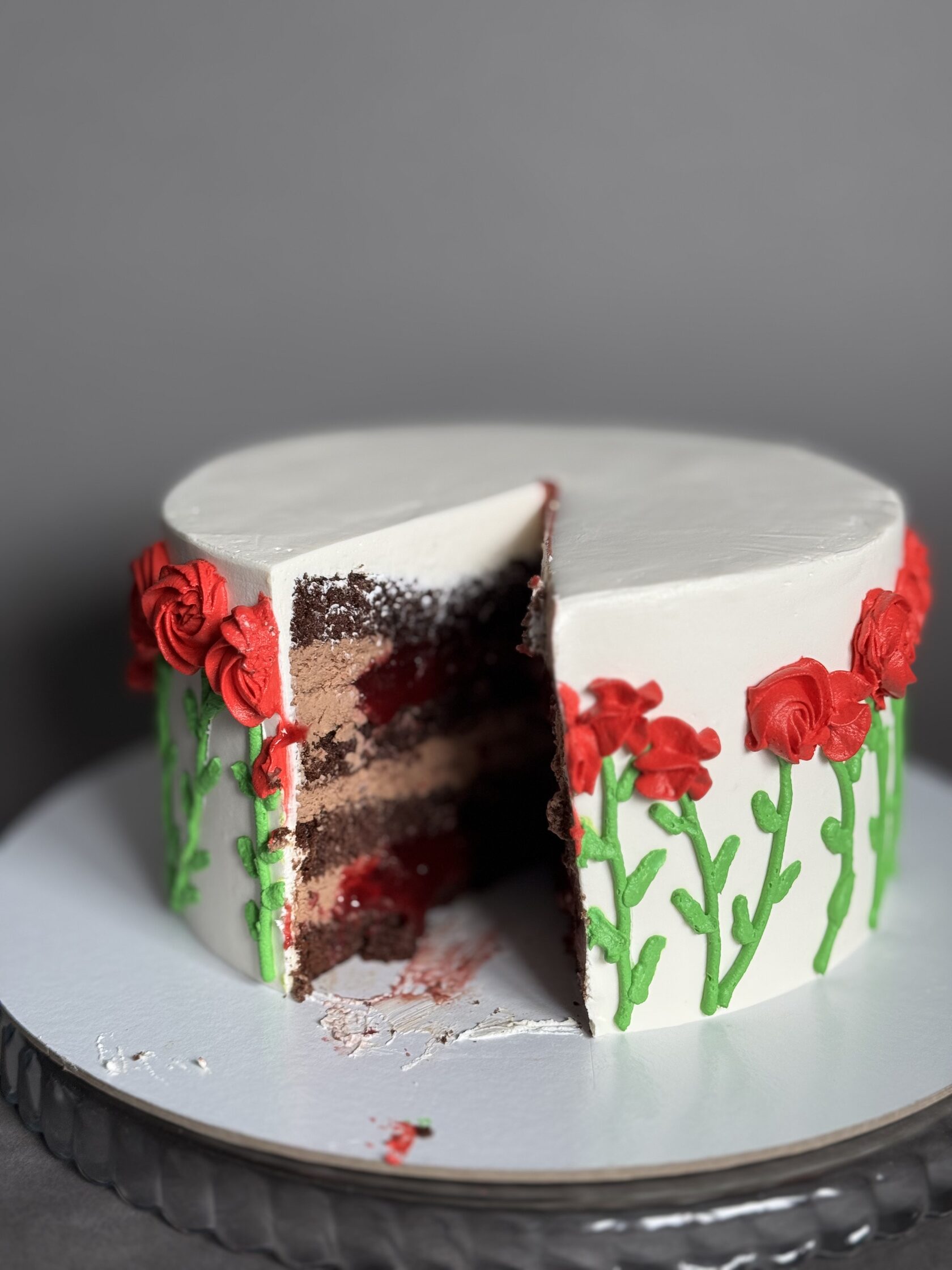 Фото торта с шоколадным бисквитом и вишней