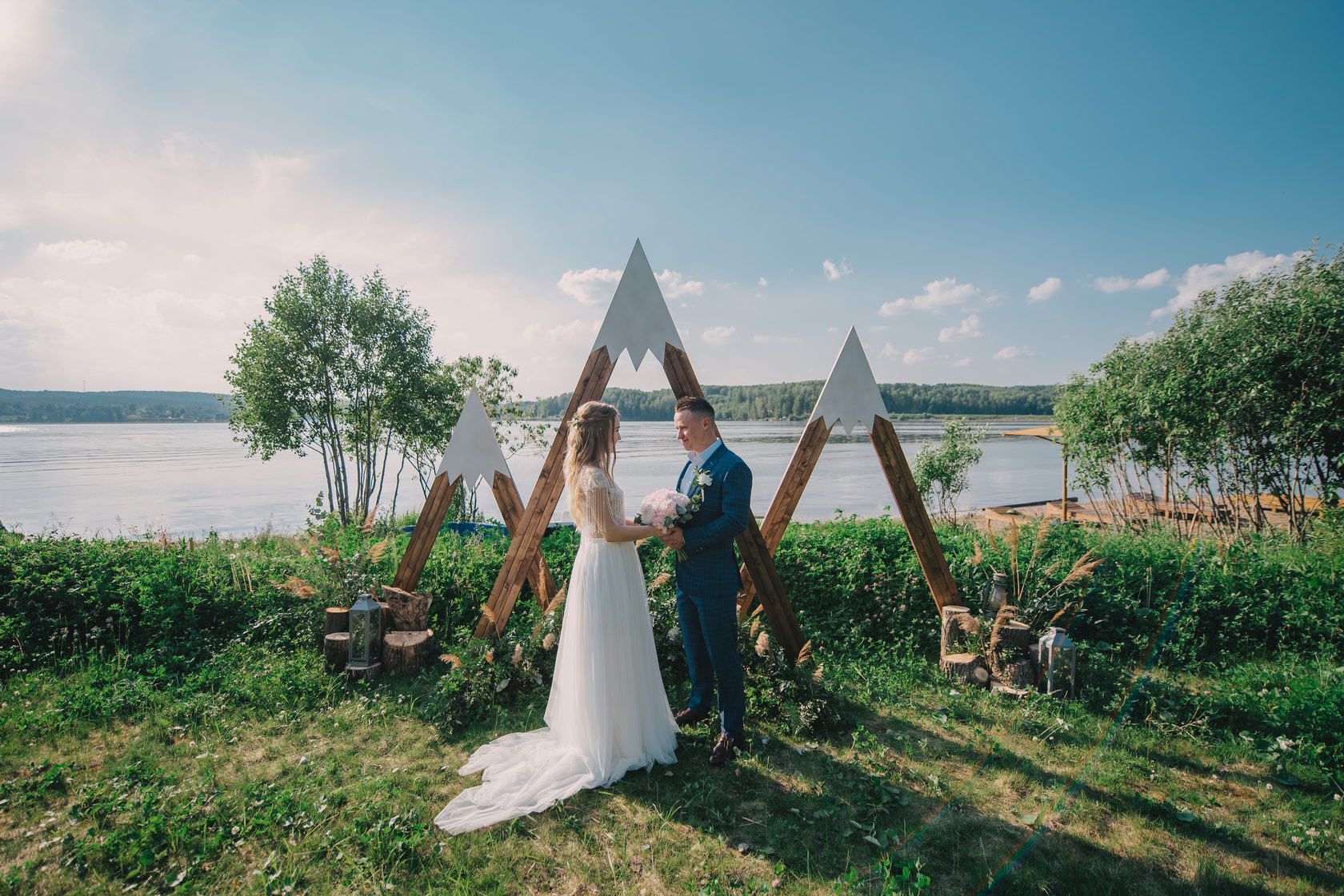 Свадьба на берегу реки
