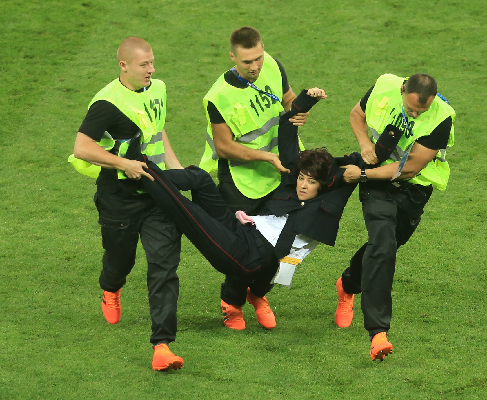 штраф за выбегание на футбольное поле