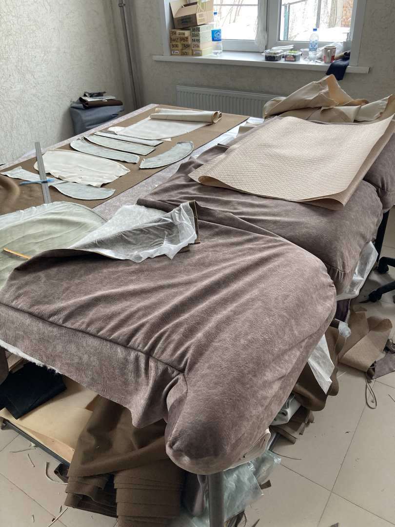 Двуспальная кровать с изголовьем в велюре после перетяжки — работа цеха ОБИВКА.ЦЕХ