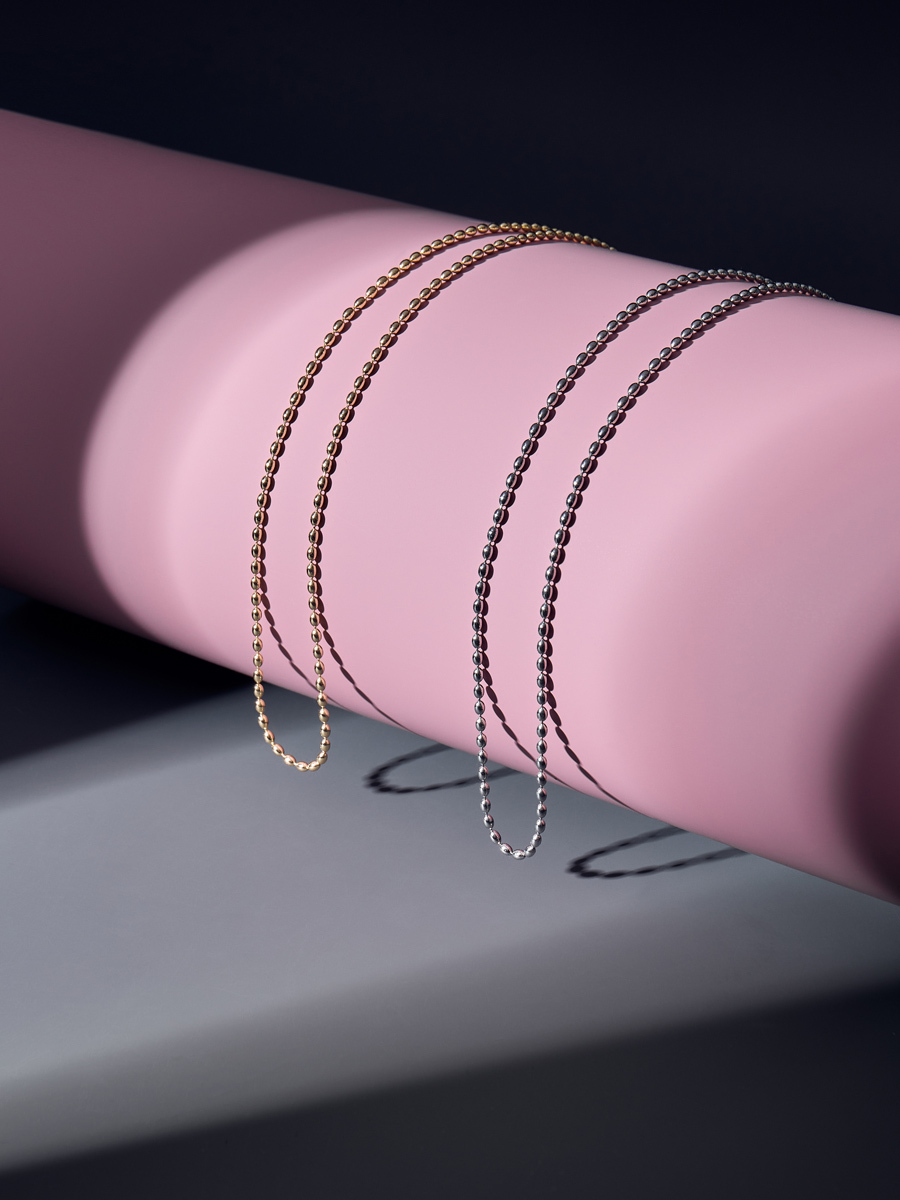 свисающие бусы золото и серебро нейтральный фон