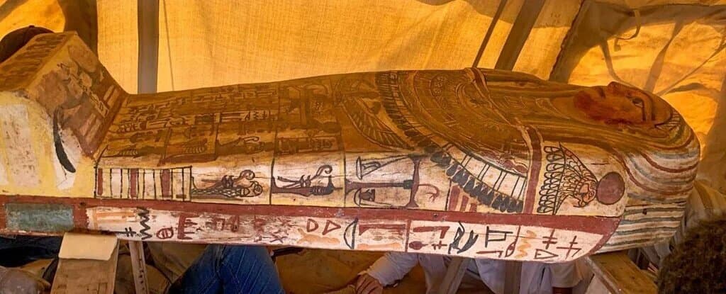 Египетский саркофаг 2500-летней давности