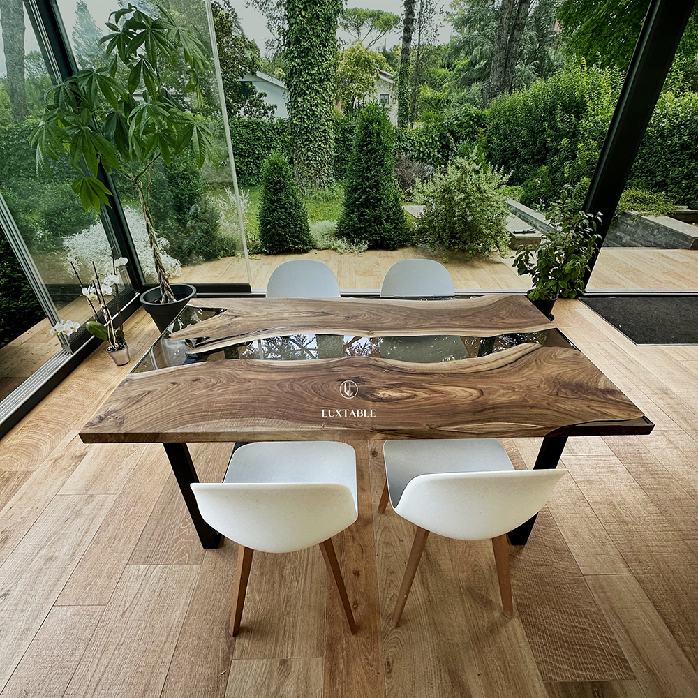 Epoxidharz Tische Alagoas aus europäischem Nussbaum und hellblauem Epoxidharz mit Metallic Effekt