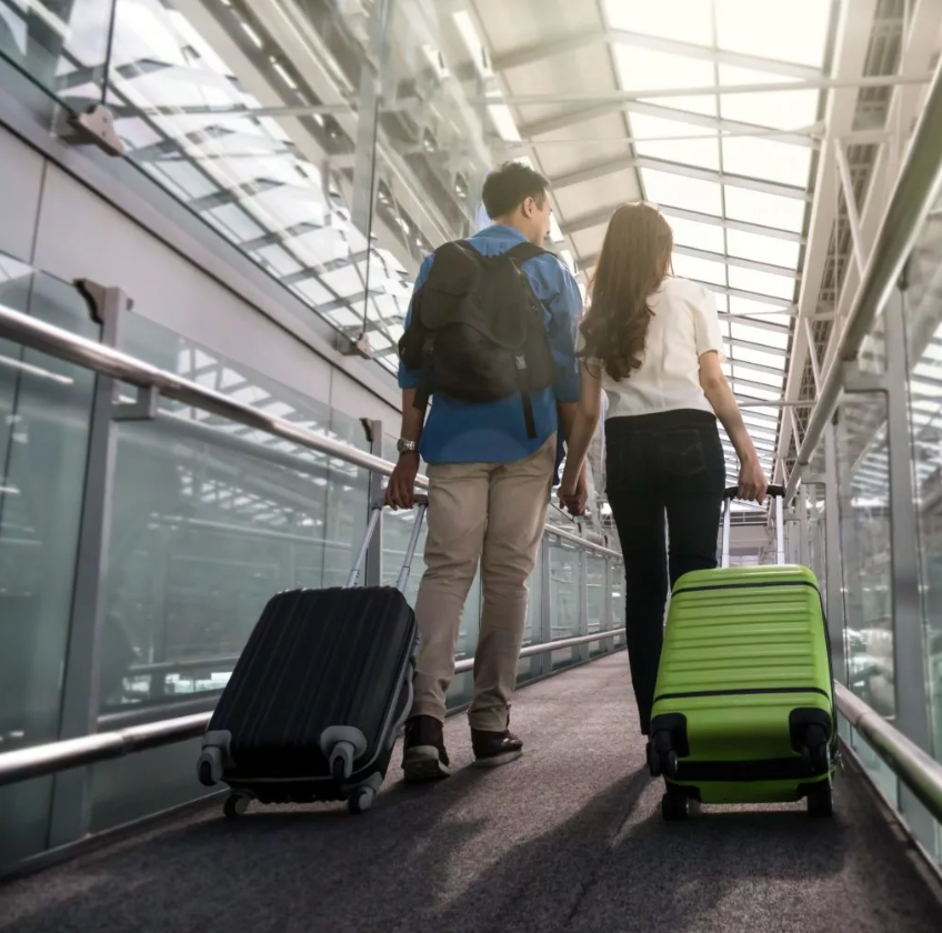 Travelling modern life is. Люди эмигрируют. В аэропорте. Отъезд в аэропорт. Перевозчик в аэропорту чемоданы. Аэропорт народ чемоданы.