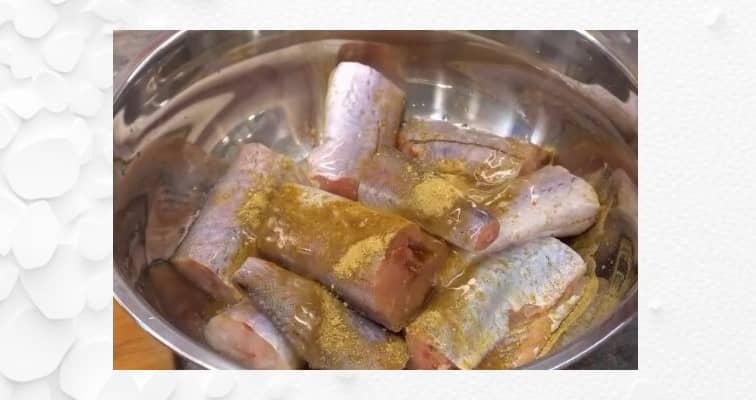 Приготовление тушёного минтая с овощами в сковороде: шаг 2