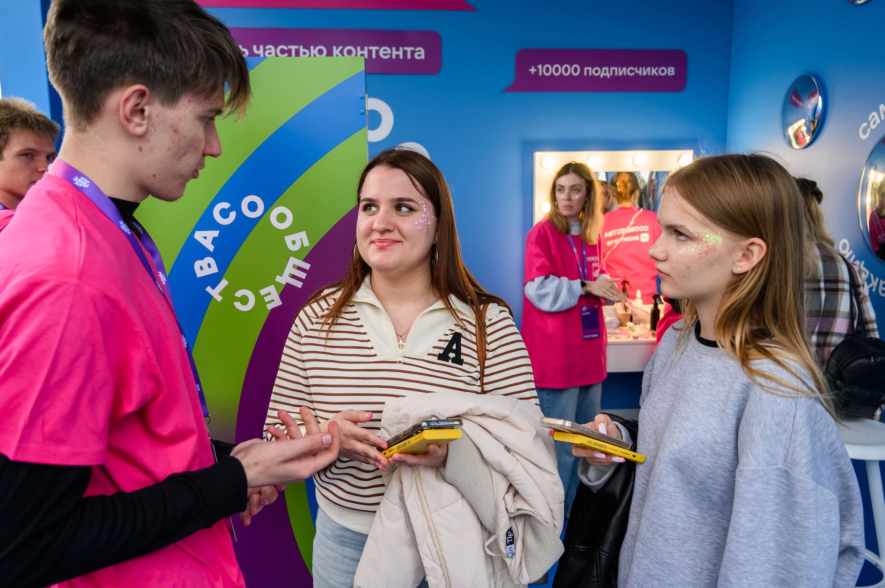 Глиттер-бар на корпоративном мероприятии с брендированными цветами