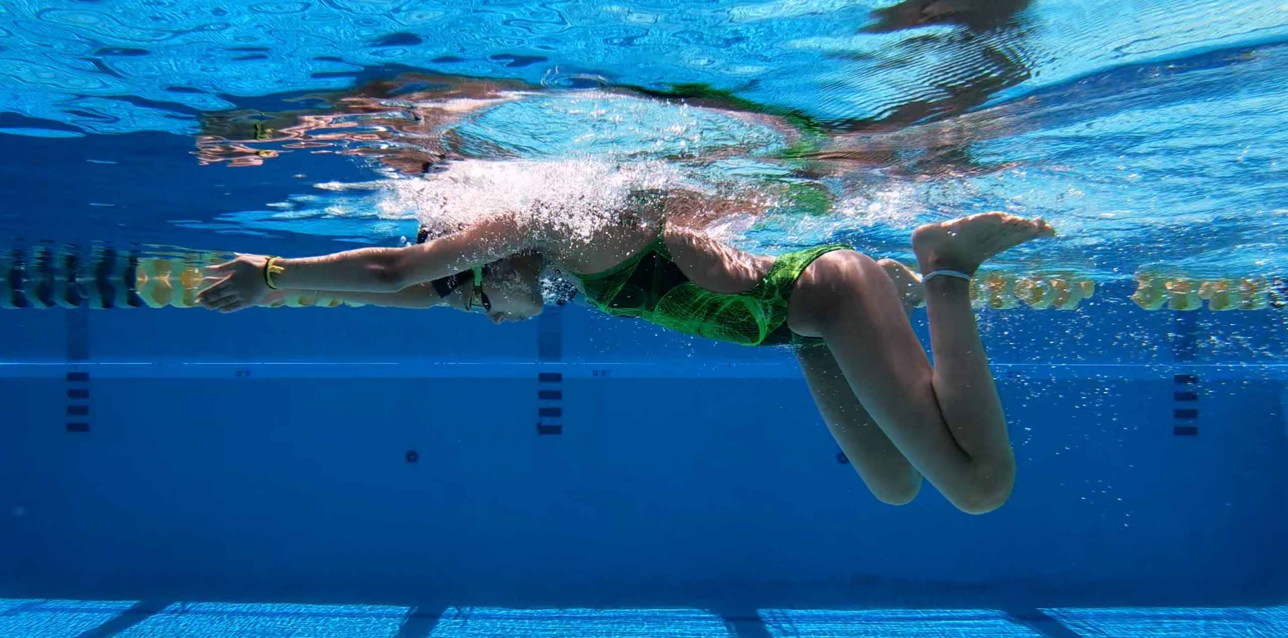 Как научиться плавать под водой. Пловец брассом. Стиль плавания брасс. Кроль брасс. Плавание брассом ноги.