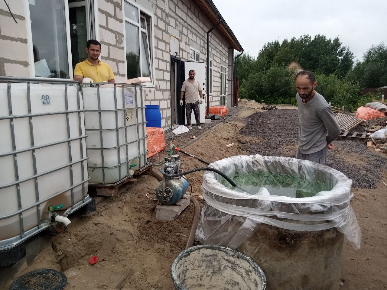 Водовоз доставляет техническую воду