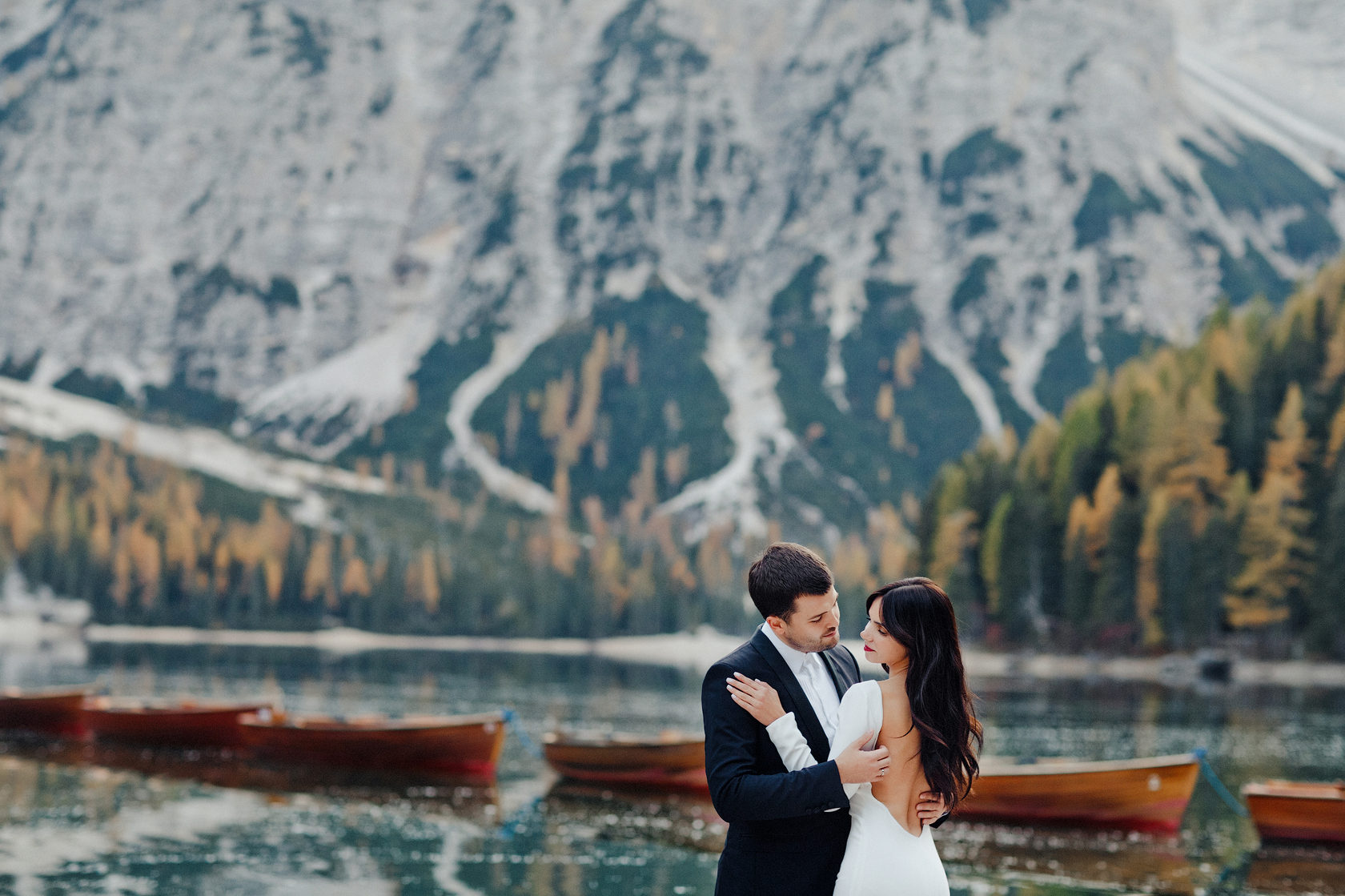 Свадьба на озере в Италии на фоне гор