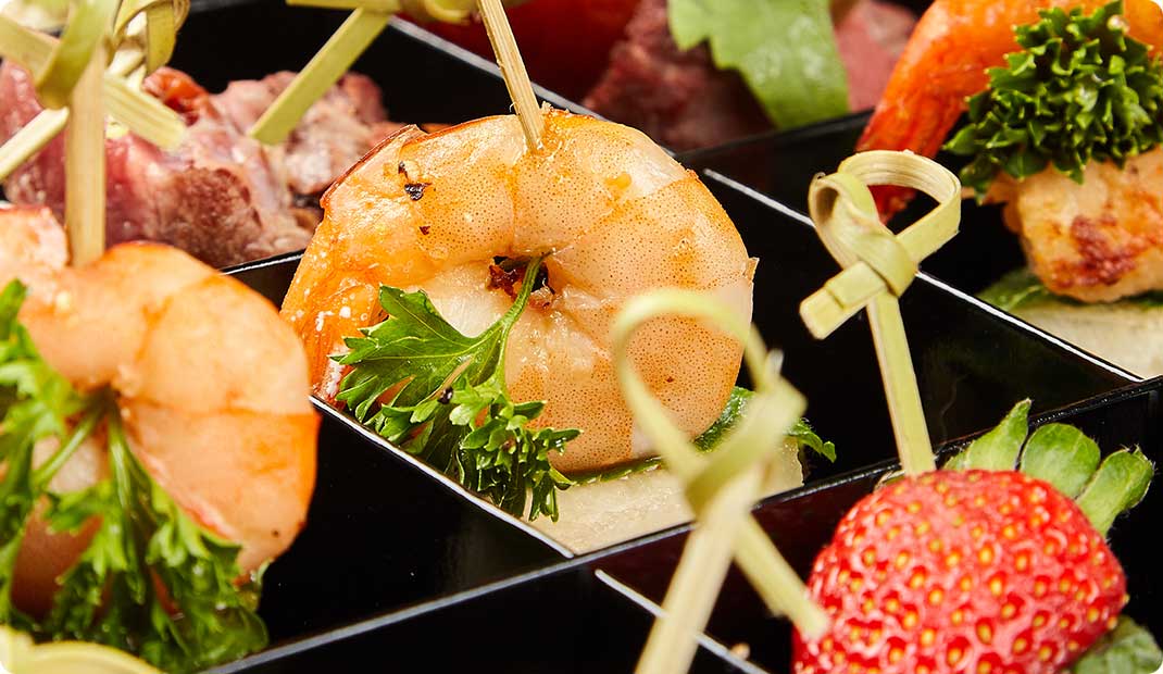 тигровая креветка на праздничном столе