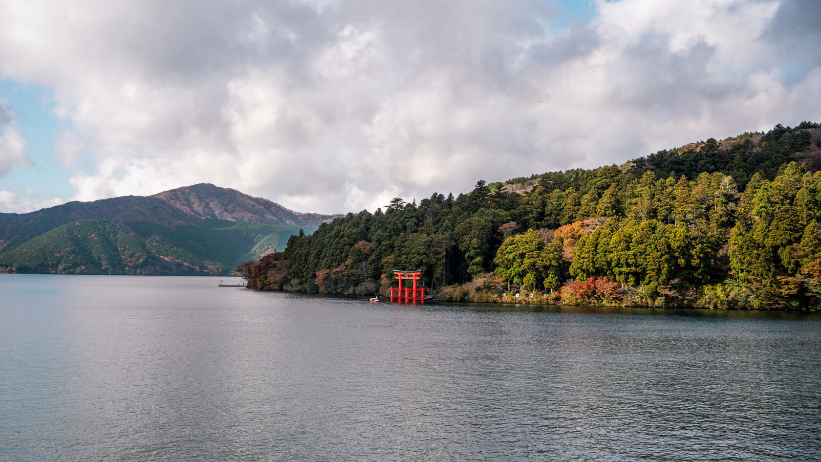 Хаконе — курортный регион Японии, озеро Аси и горные пейзажи