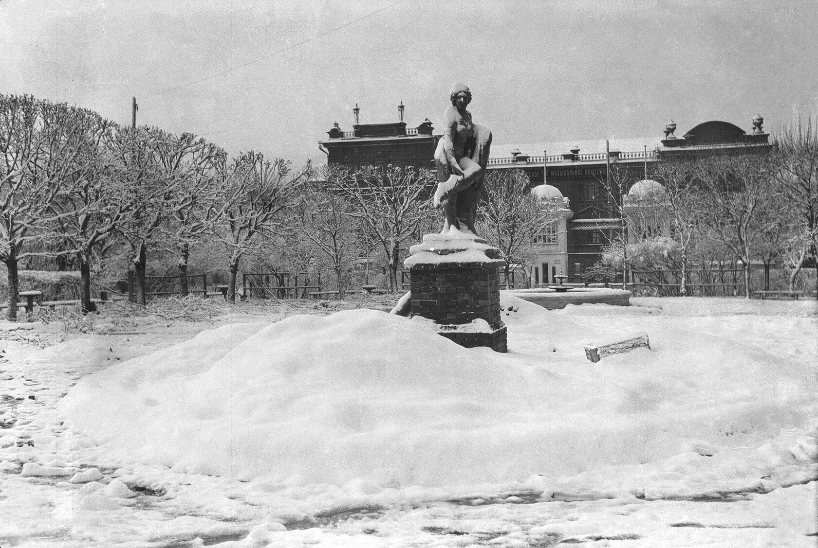 Статуя нимфы в Саду Общественного собрания в Екатеринбурге зимой. Начало XX в. 