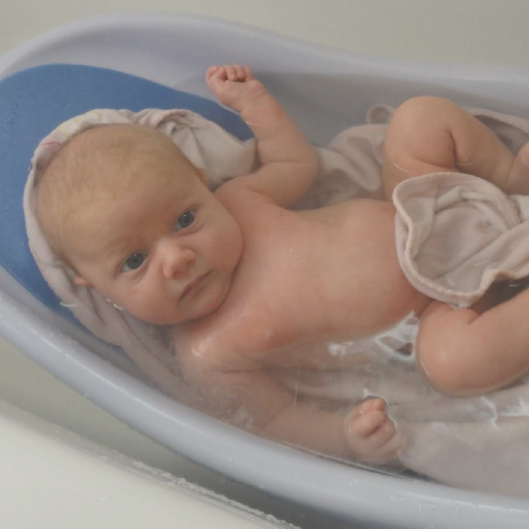 Купание ребенка в 2. Позы для купания новорожденных. Раковина для купания малыша. Для купания ребенка в раковине. Купание ребенка в 2 месяца.