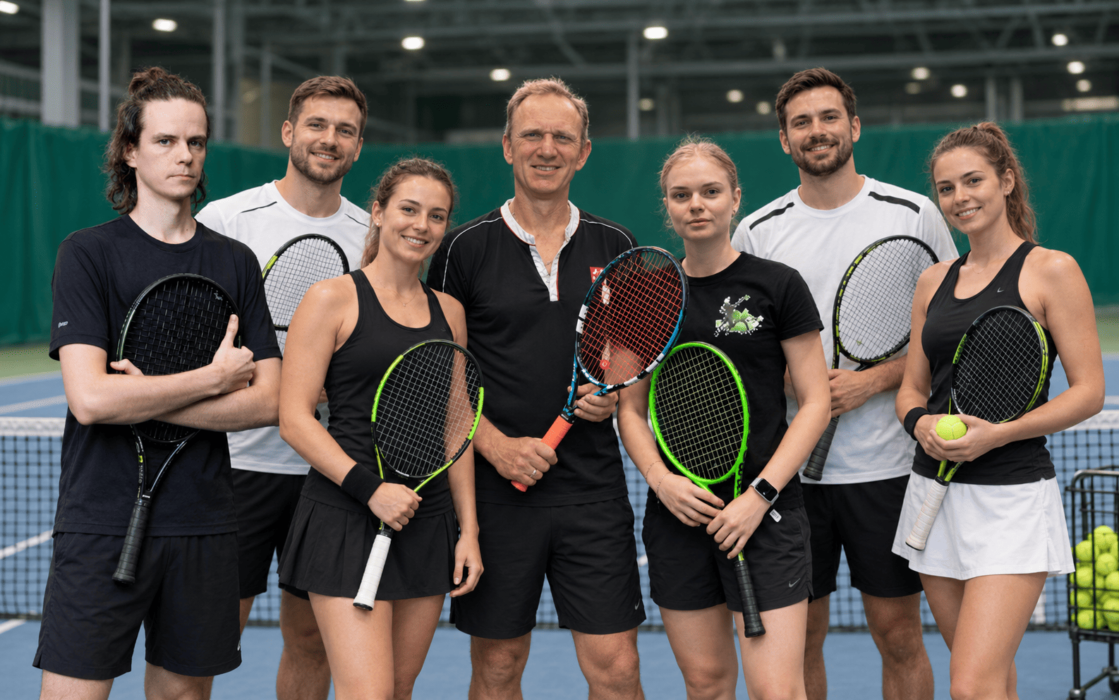 Команда тренеров TennisEasy на теннисном корте