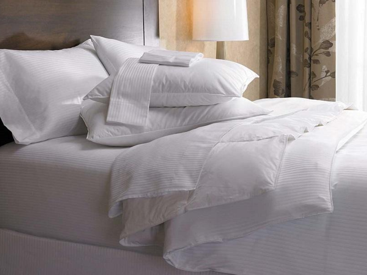 Какой материал мягкий для постельного белья. Кпб страйп-сатин белый. Градация тканей для постельного белья. Какое постельное лучше по качеству из какой ткани. Какой материал мягкий для постельного белья.