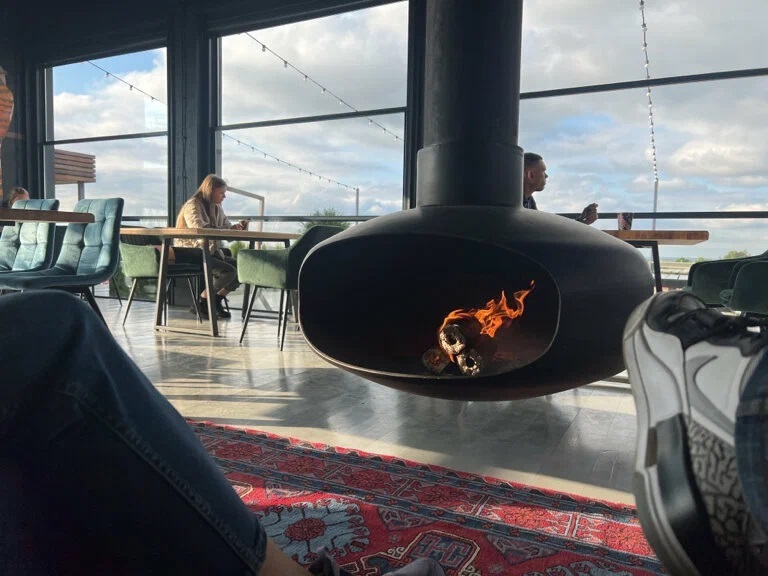 Аэро кафе, зал с камином