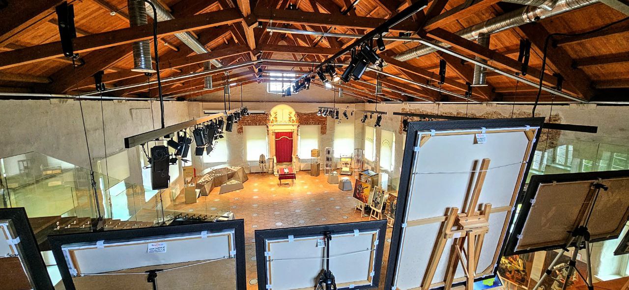 📍 Воложинская иешива внутри после реставрации. Здесь снова оживает история — свитки Торы, артефакты и величие еврейского наследия.