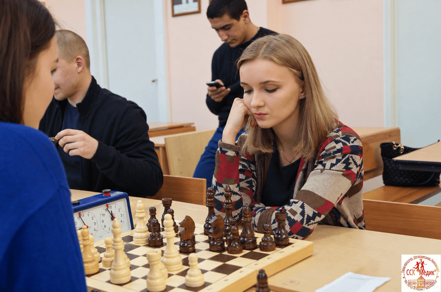 Оля играет в шахматы на соревнованиях